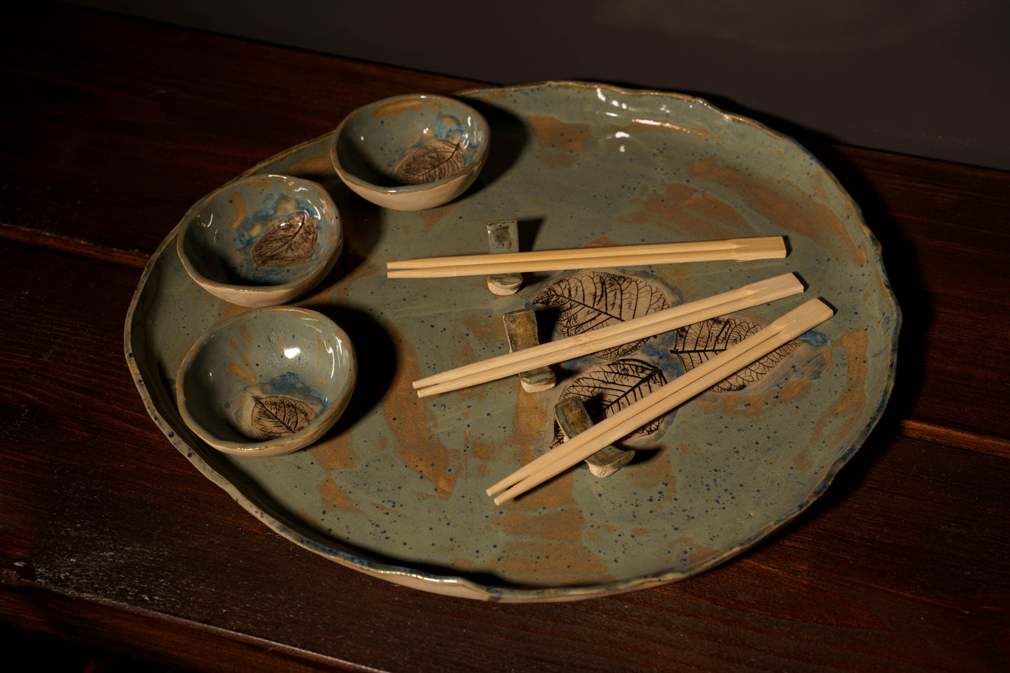 Zestaw ceramiczny „Leśny Spokój” – taca, 3 miseczki i podstawki pod Sushi