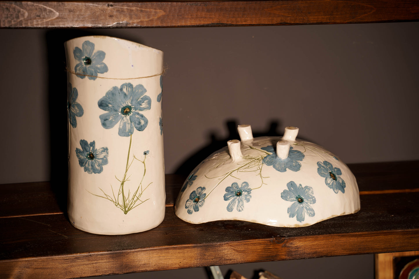 Zestaw ceramiczny – wazon i miska z niebieskimi kwiatami