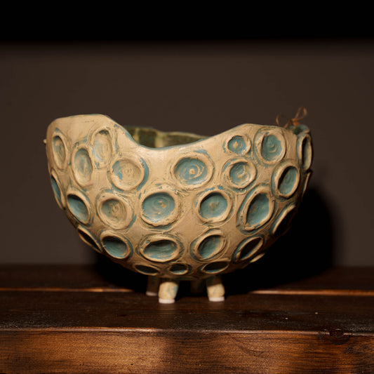 Miska ceramiczna na nóżkach – wypukłe koła z błękitną glazurą