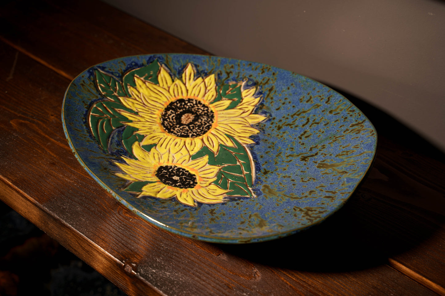Talerz ceramiczny – słoneczniki na niebieskim tle