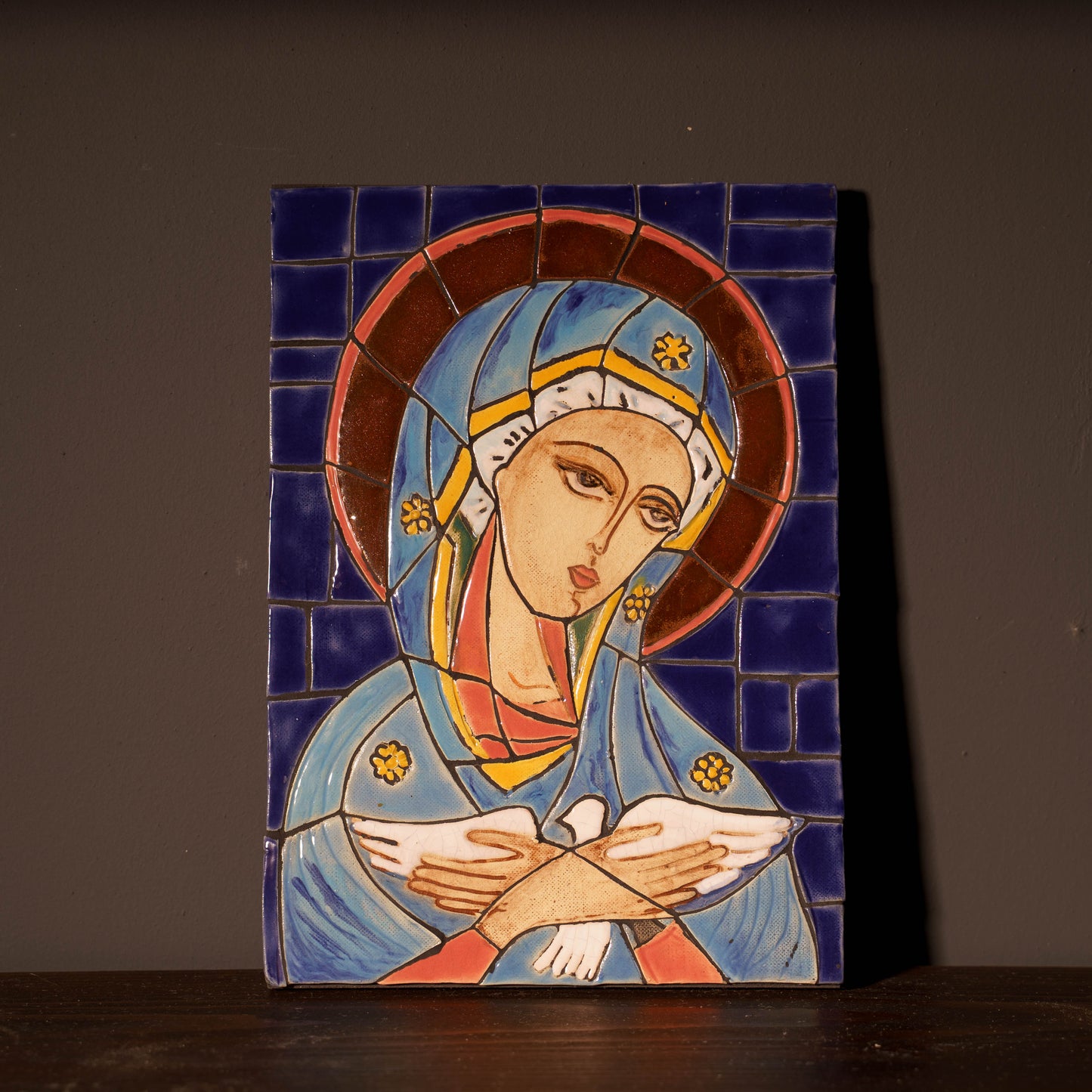 Ceramiczna płaskorzeźba z wizerunkiem Maryi – styl mozaikowy