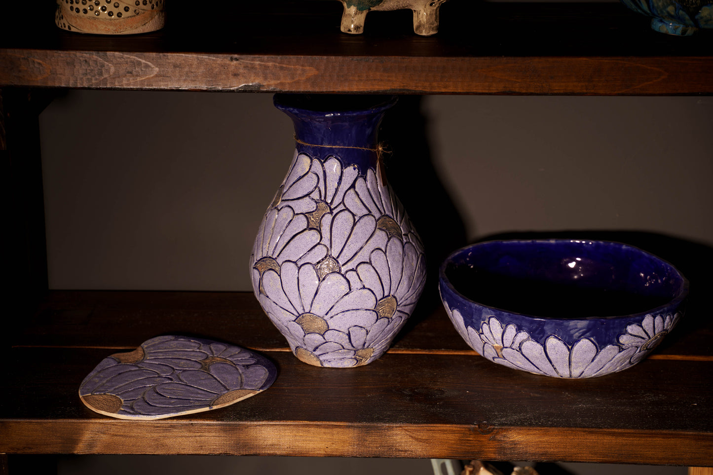 Zestaw ceramiczny – wazon i miska z motywem kwiatowym