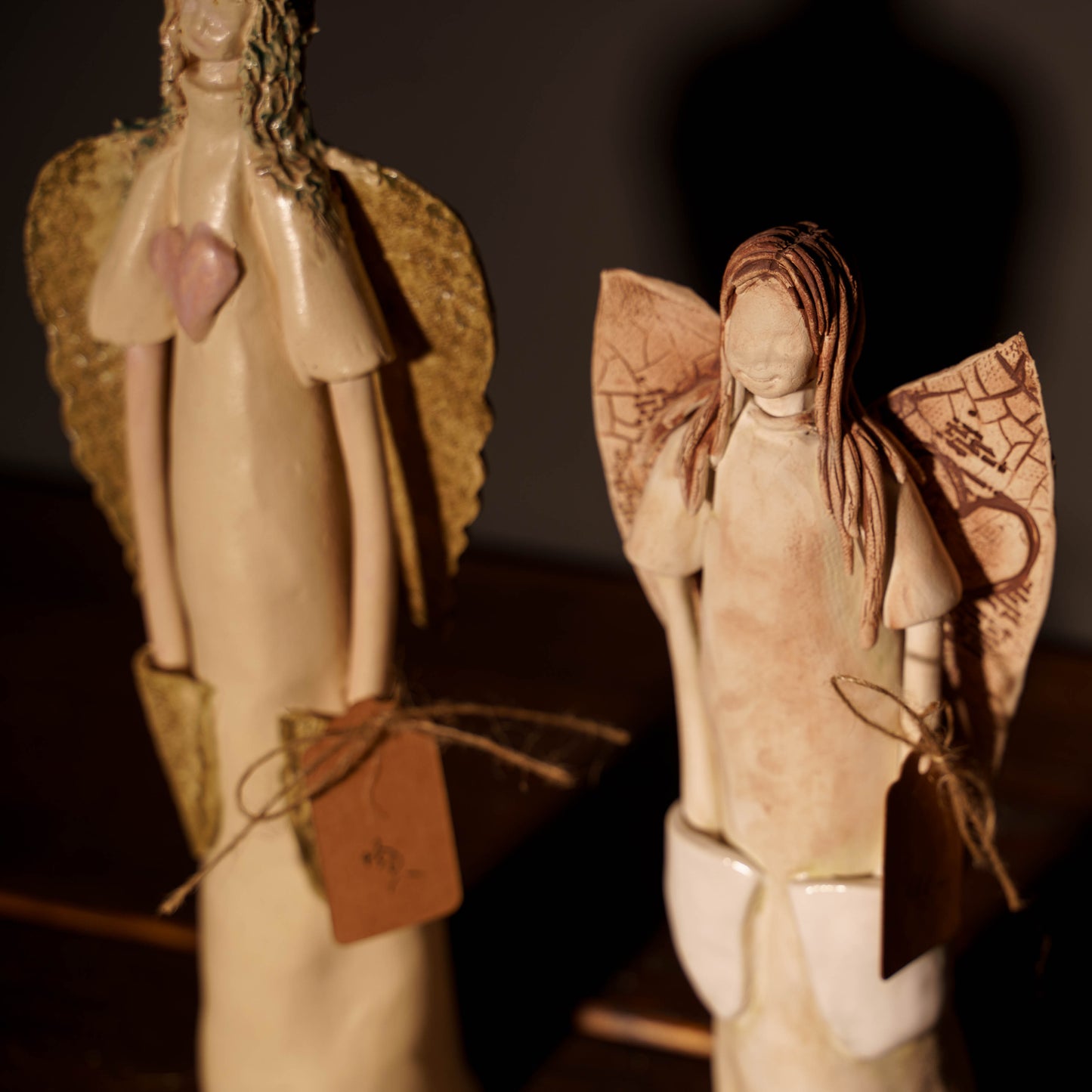 Zestaw dwóch ceramicznych figurek aniołów