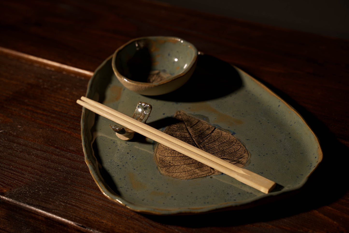 Ceramiczny zestaw do sushi z odciskami liści