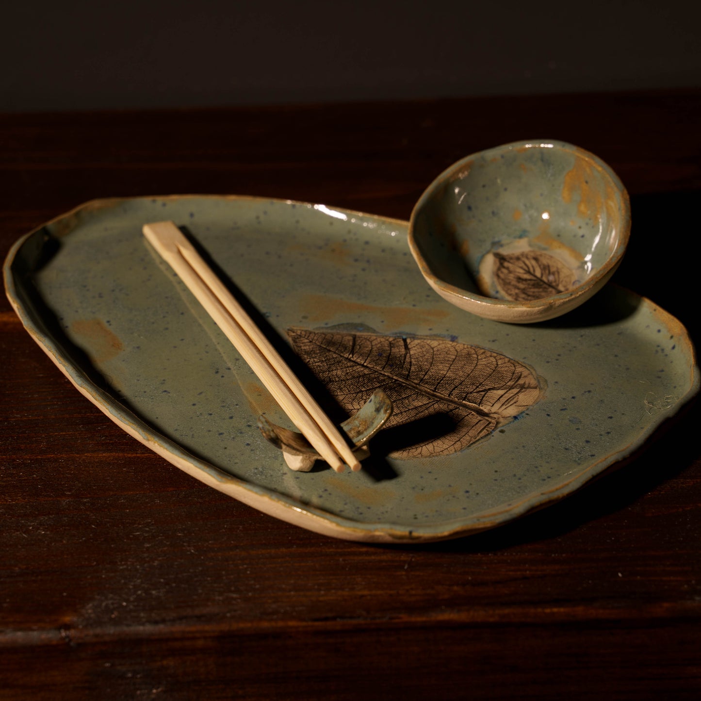 Ceramiczny zestaw do sushi z odciskami liści