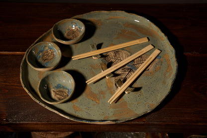 Zestaw ceramiczny „Leśny Spokój” – taca, 3 miseczki i podstawki pod Sushi