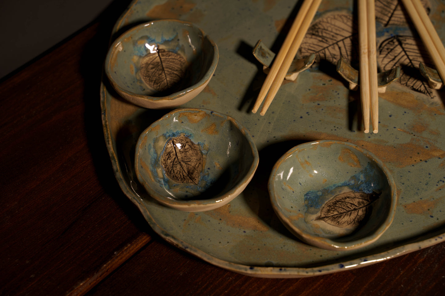 Zestaw ceramiczny „Leśny Spokój” – taca, 3 miseczki i podstawki pod Sushi