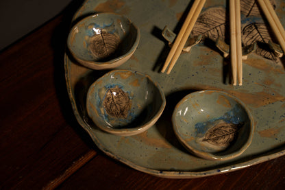 Zestaw ceramiczny „Leśny Spokój” – taca, 3 miseczki i podstawki pod Sushi