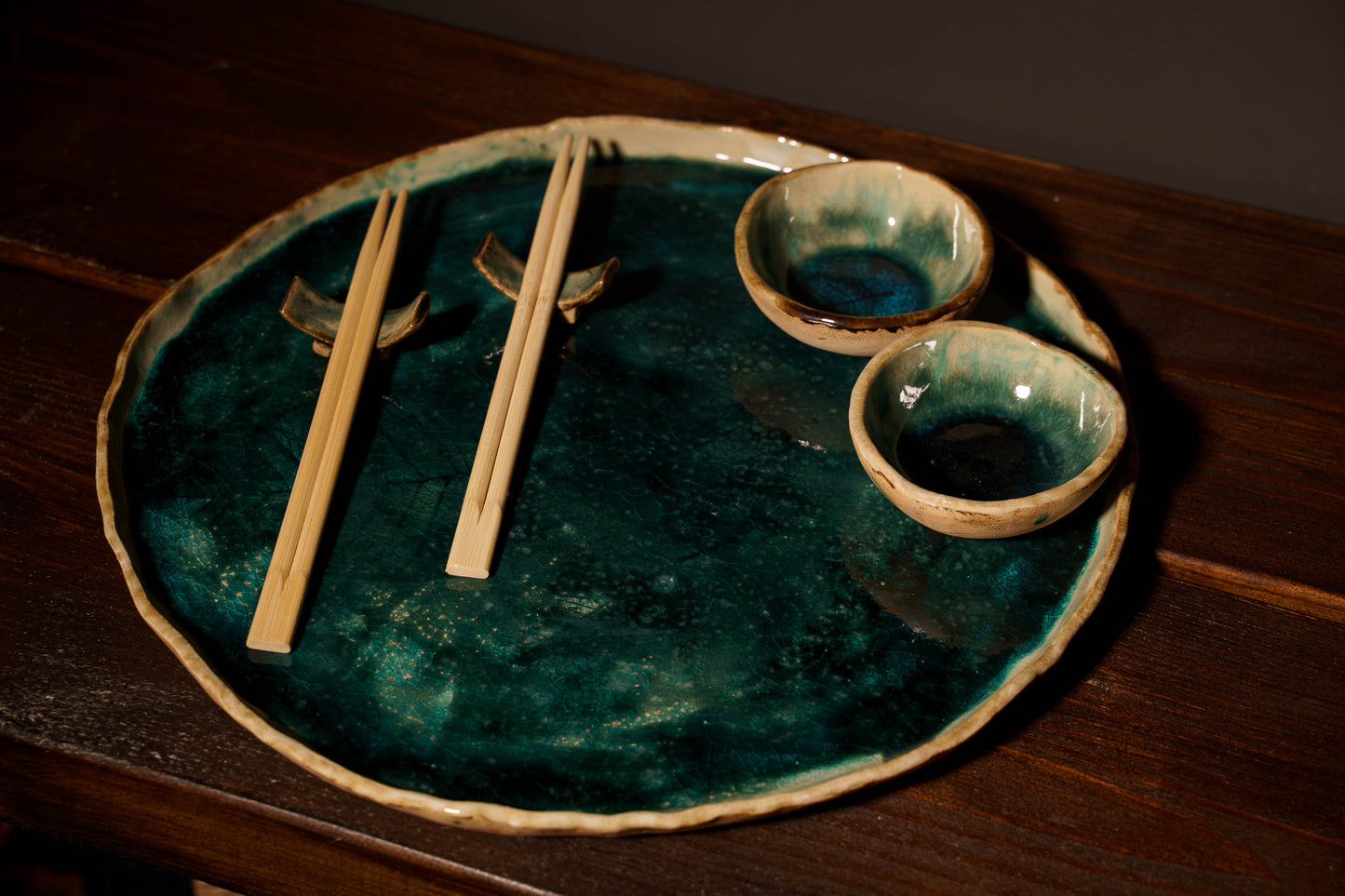 Zestaw ceramiczny „Morska Głębia” – taca, miseczki i podstawki pod Sushi