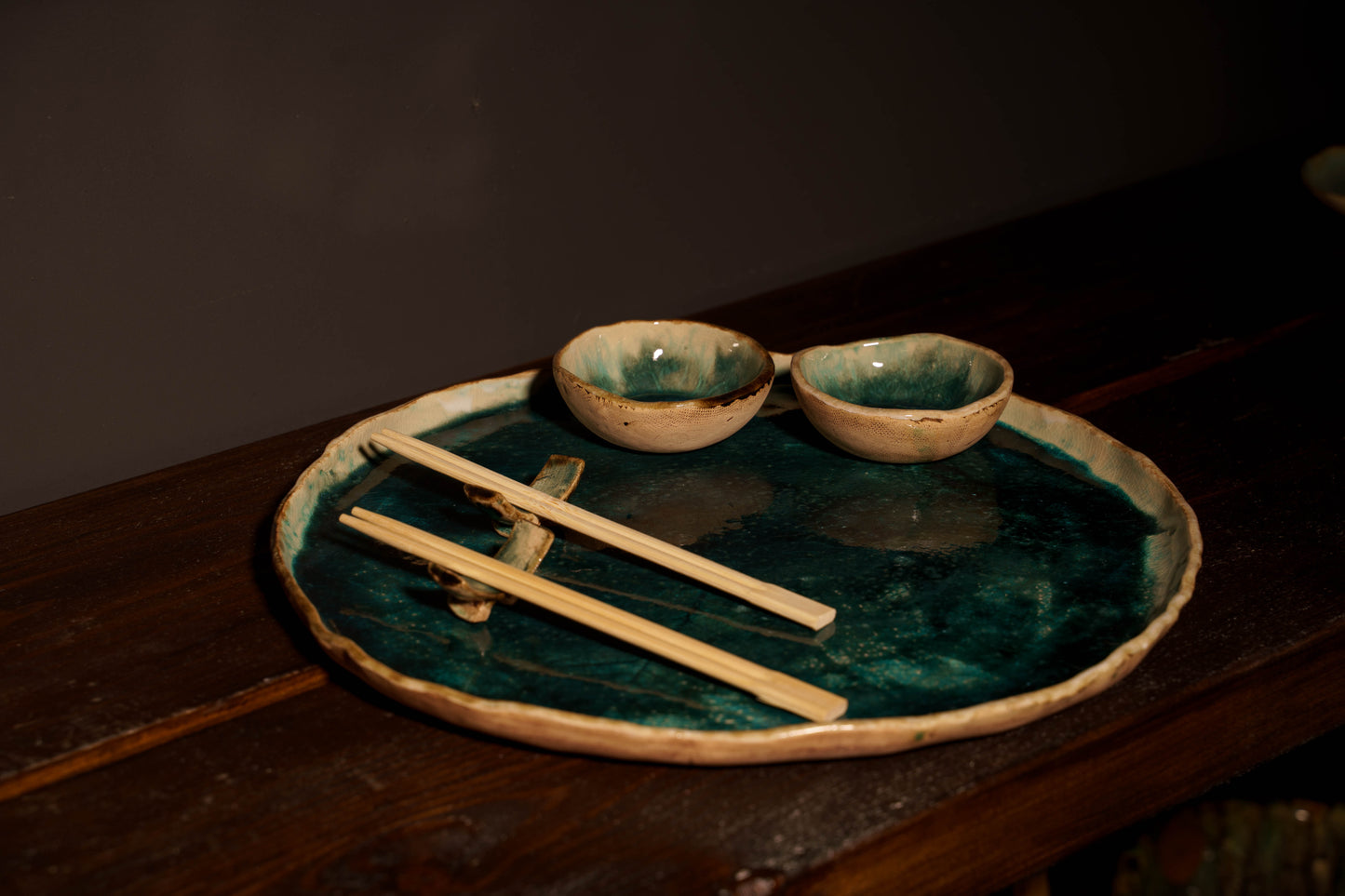 Zestaw ceramiczny „Morska Głębia” – taca, miseczki i podstawki pod Sushi