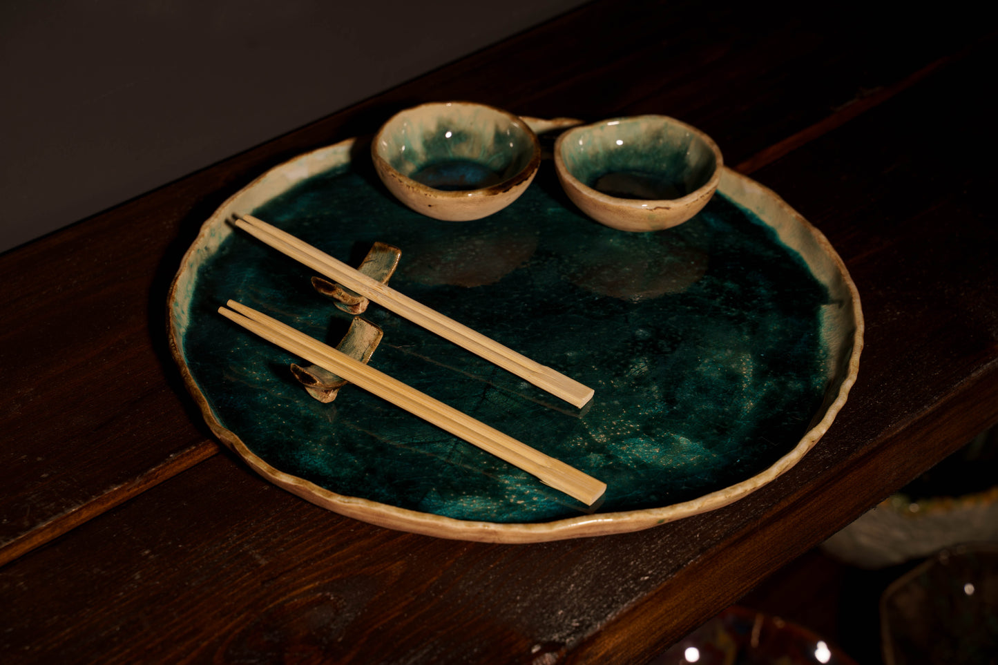 Zestaw ceramiczny „Morska Głębia” – taca, miseczki i podstawki pod Sushi