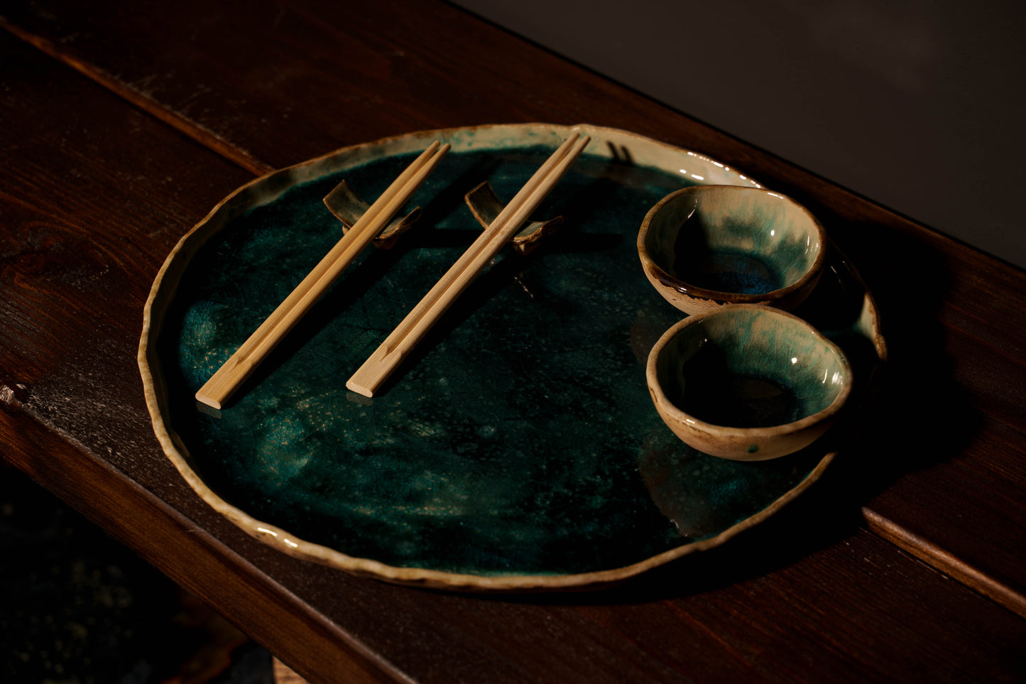 Zestaw ceramiczny „Morska Głębia” – taca, miseczki i podstawki pod Sushi