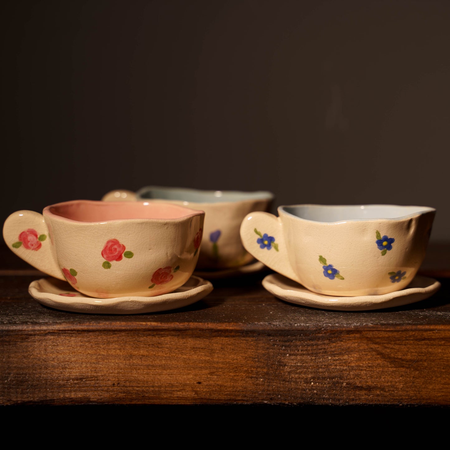 Zestaw ceramiczny „Kwiatowy Poranek” – filiżanki z podstawkami