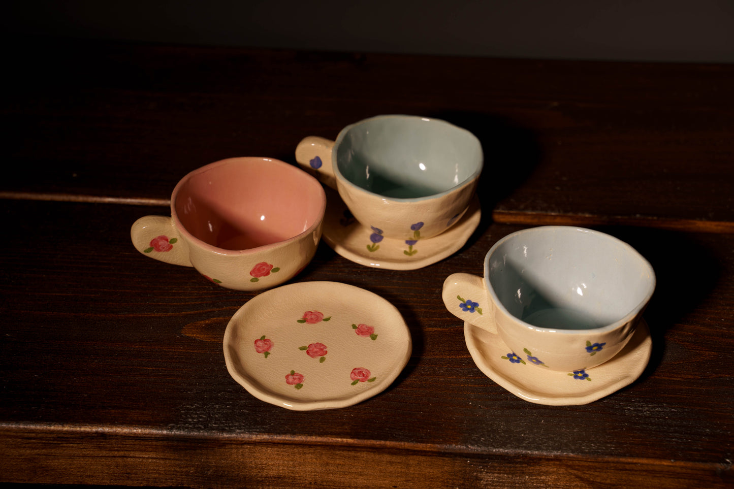 Zestaw ceramiczny „Kwiatowy Poranek” – filiżanki z podstawkami