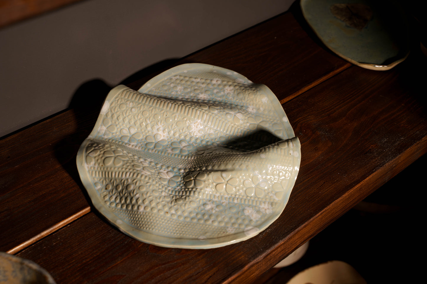 Patera ceramiczna „Koronka Natury” – jasna z fakturą