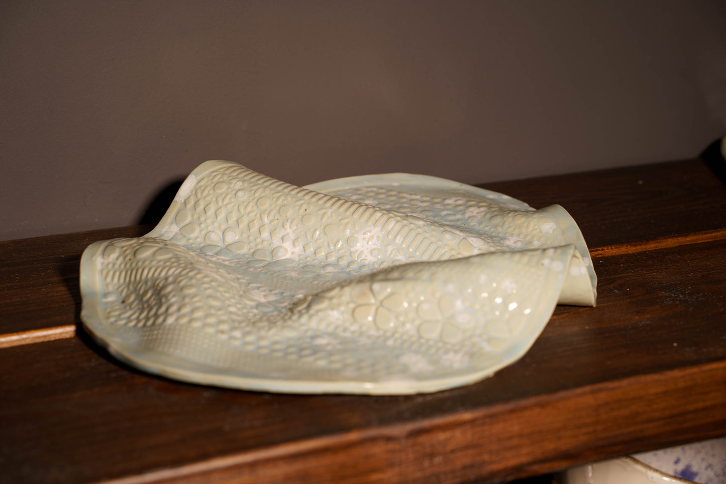 Patera ceramiczna „Koronka Natury” – jasna z fakturą