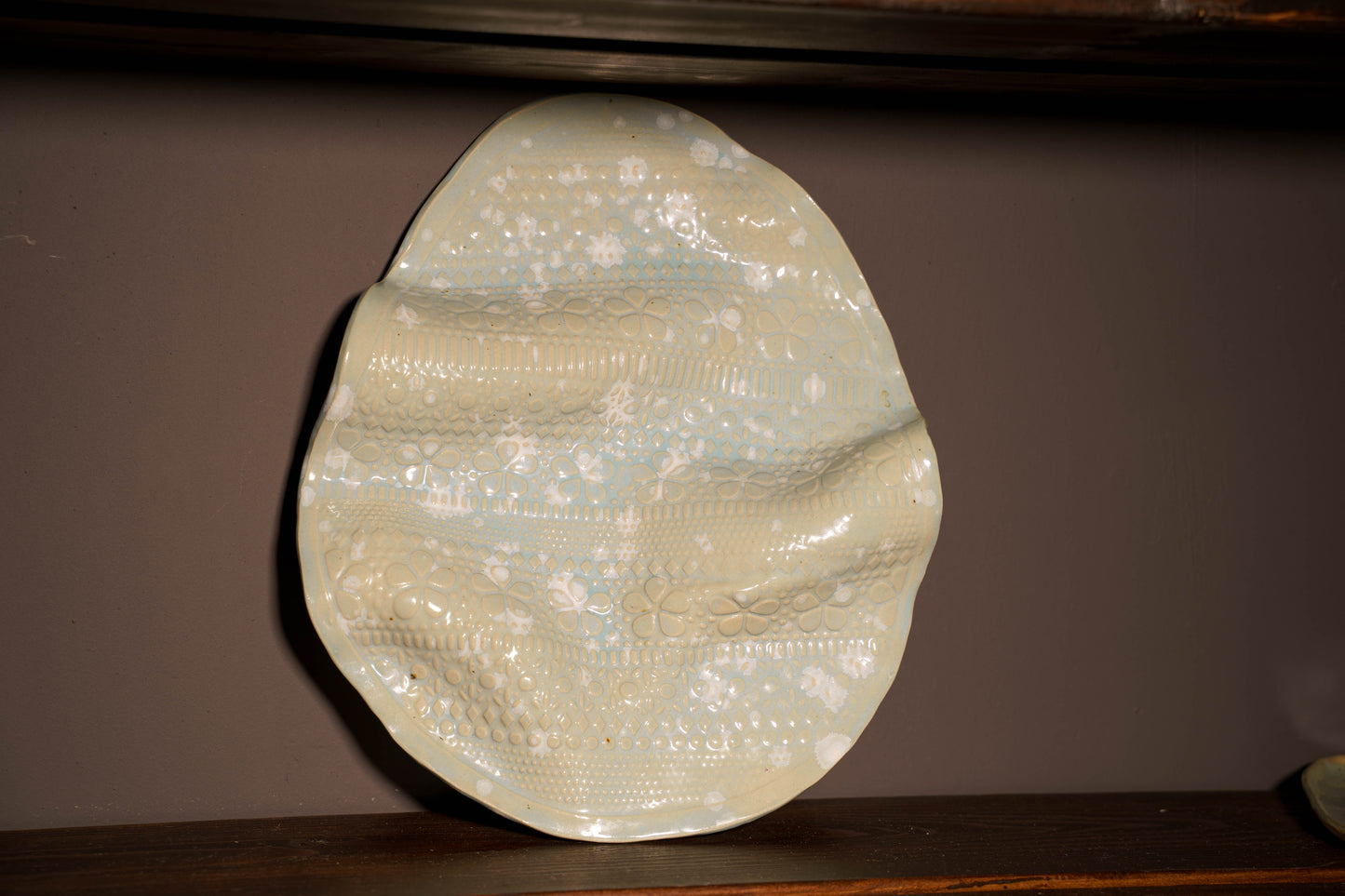 Ceramiczny talerz dekoracyjny z teksturą łuski