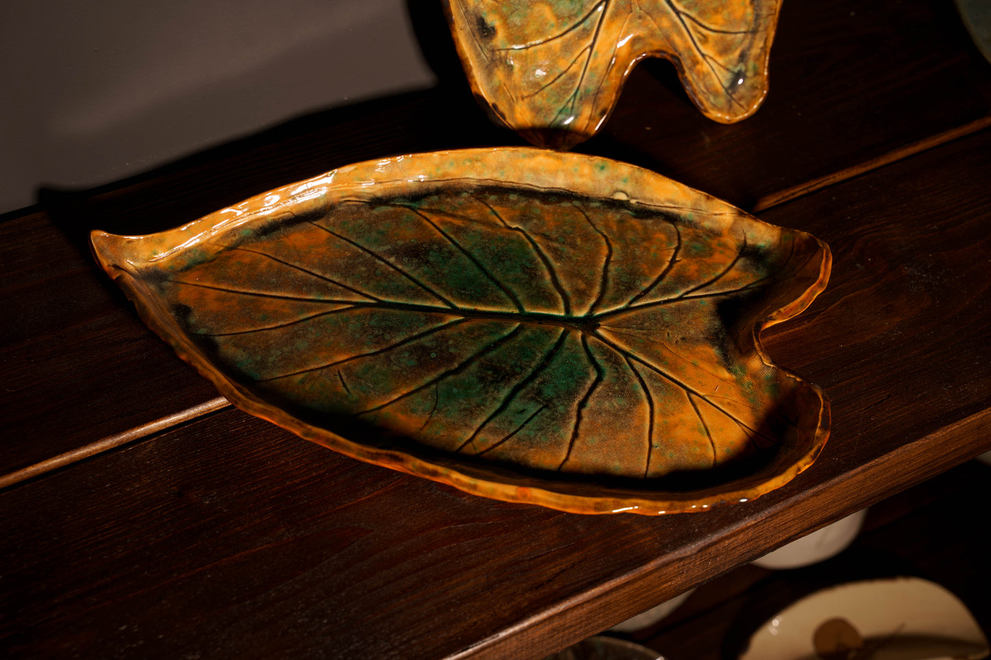 Patera ceramiczna „Liść” – zieleń i miedź